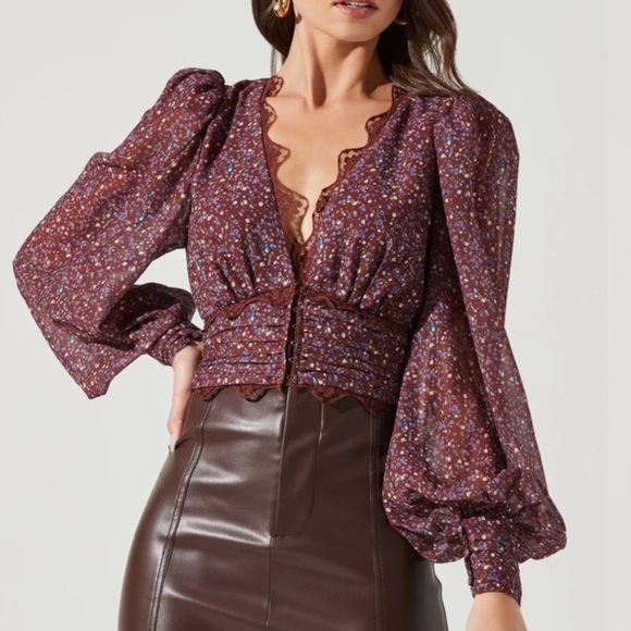 Astr Tops - ASTR The Label NWT Brown and Purple Floral Top Size M